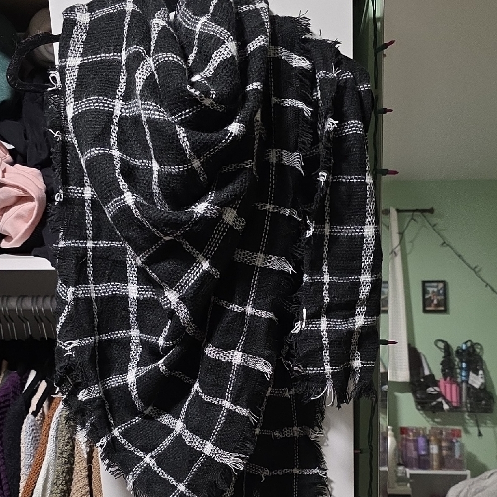 Black and White Plaid Blanket Scarf